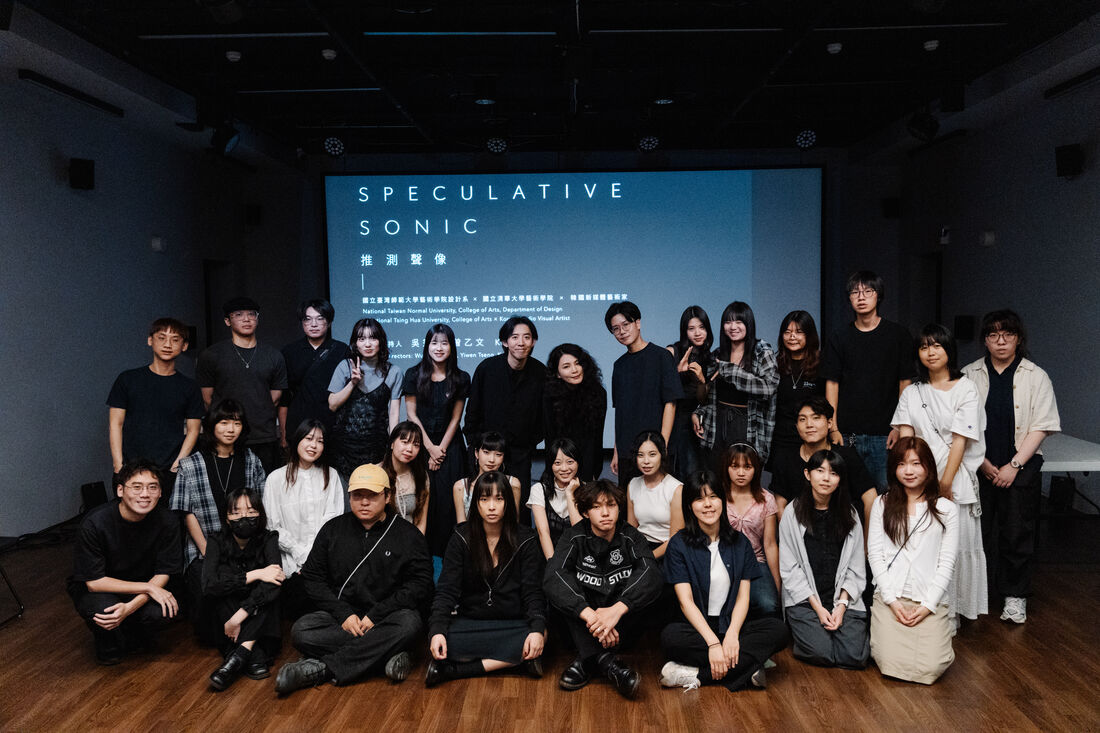 演出結束後全體合照，背景投影展演標題 SPECULATIVE SONIC