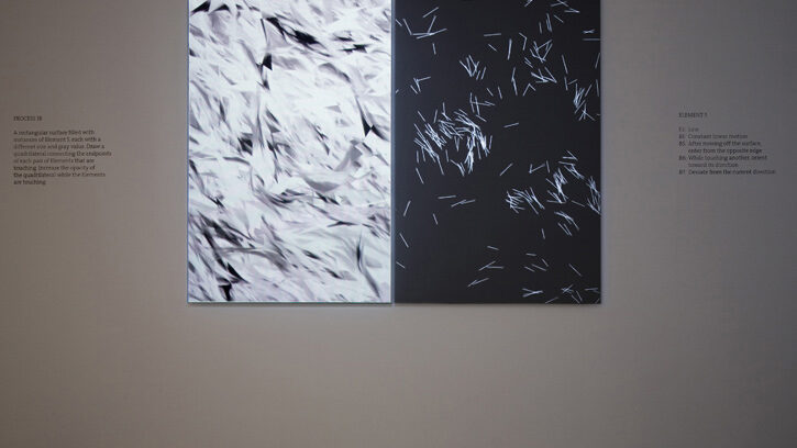 《Process 18》展場：牆上並置兩幅畫面，左為白底黑色筆觸、右為黑底白色筆觸，兩側牆面印有作品的文字規則