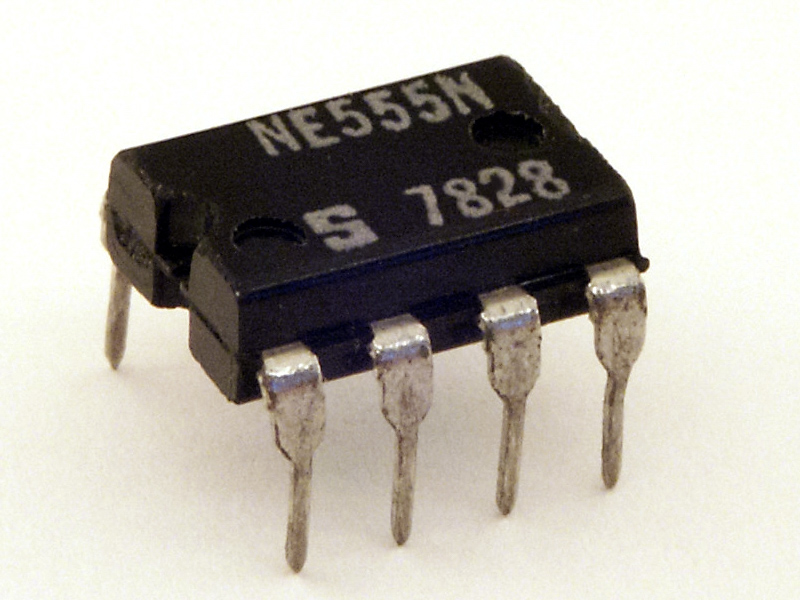 Signetics NE555N chip photo
